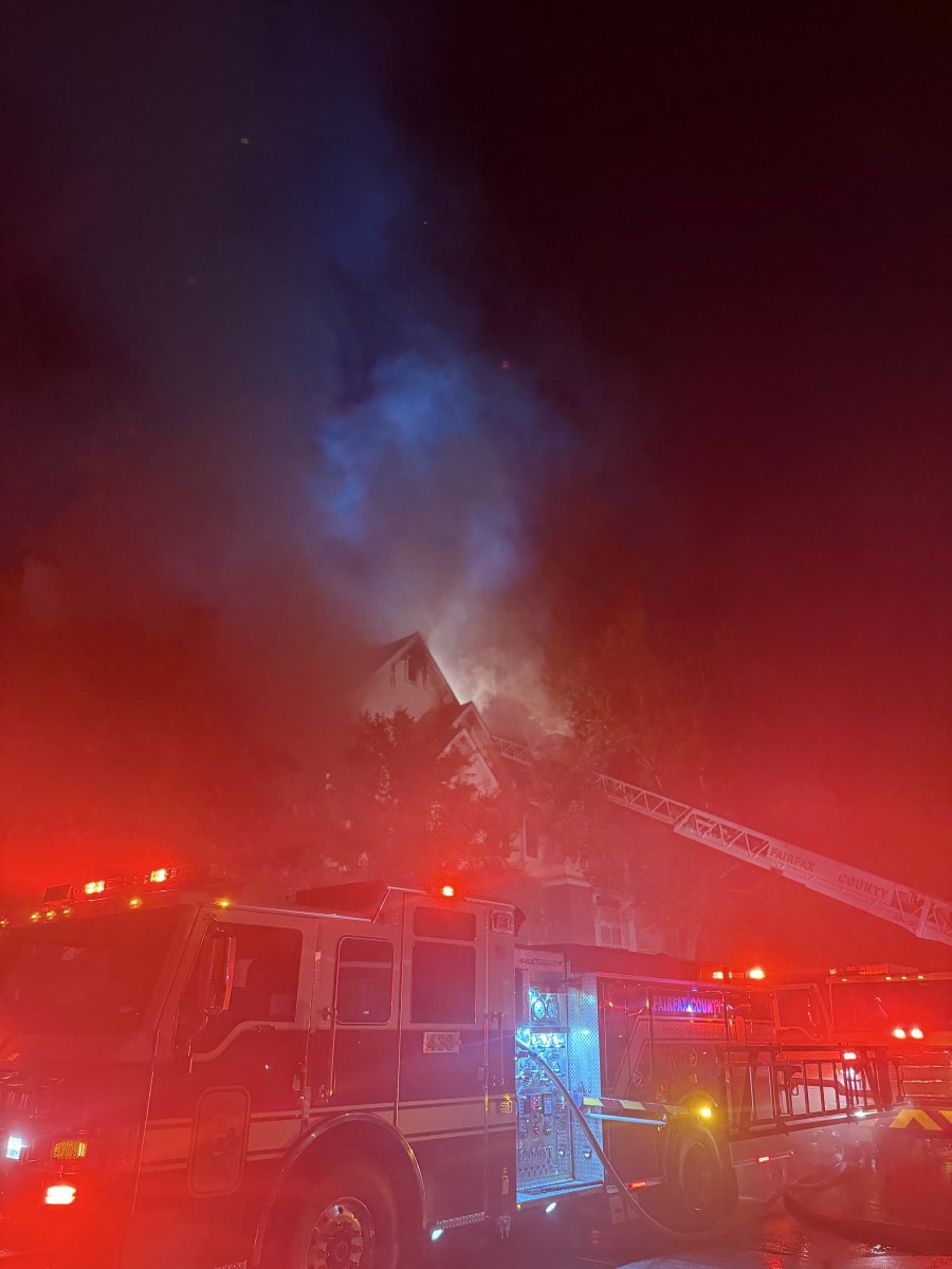 ffxfirerescue's tweet image. #FairfaxsBravest are on scene of a 3-alarm garden-style apt fire in 2500 blk of Farmcrest Dr in Frying Pan. Units arrived to fire showing from 2nd & 3rd floors. Working to confine/extinguish fire. No reported civilian injuries. 1 FF transferred w/ non-life-threatening injuries.