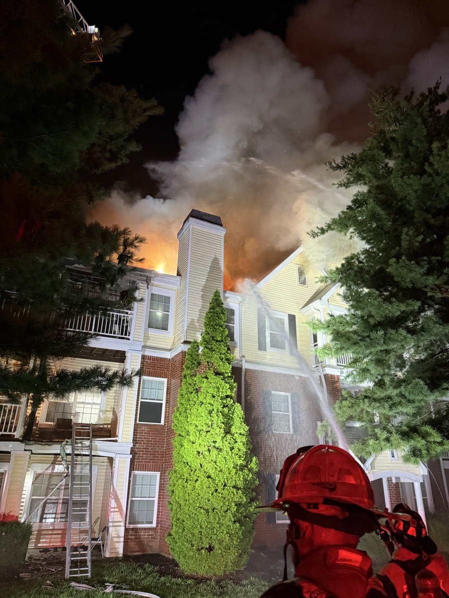 ffxfirerescue's tweet image. #FairfaxsBravest are on scene of a 3-alarm garden-style apt fire in 2500 blk of Farmcrest Dr in Frying Pan. Units arrived to fire showing from 2nd & 3rd floors. Working to confine/extinguish fire. No reported civilian injuries. 1 FF transferred w/ non-life-threatening injuries.