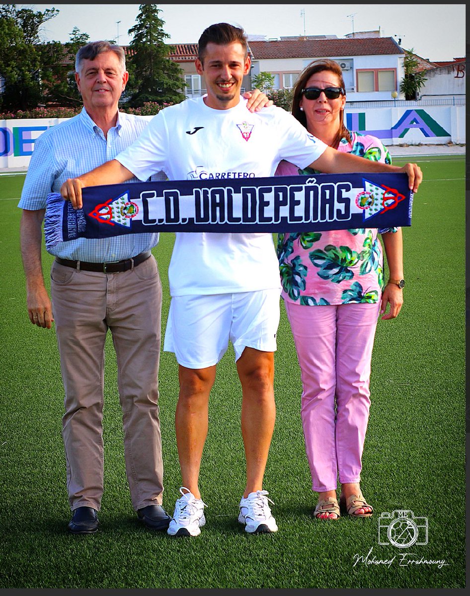 Nueva casa, nuevos objetivos pero siempre al lado de los que siempre han estado conmigo y de los que siempre me han apoyado porque sin ellos nada tendría sentido.
A por un gran año <a href="/CD_Valdepenas/">Carretero Maquinaria Agrícola C.D. Valdepeñas</a> ⚽️😁