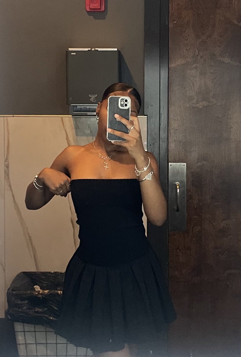dyedye_22's tweet photo. 💋 life has been…. But I looked good in my little black dress 🖤 https://t.co/gRxaBbe1tm