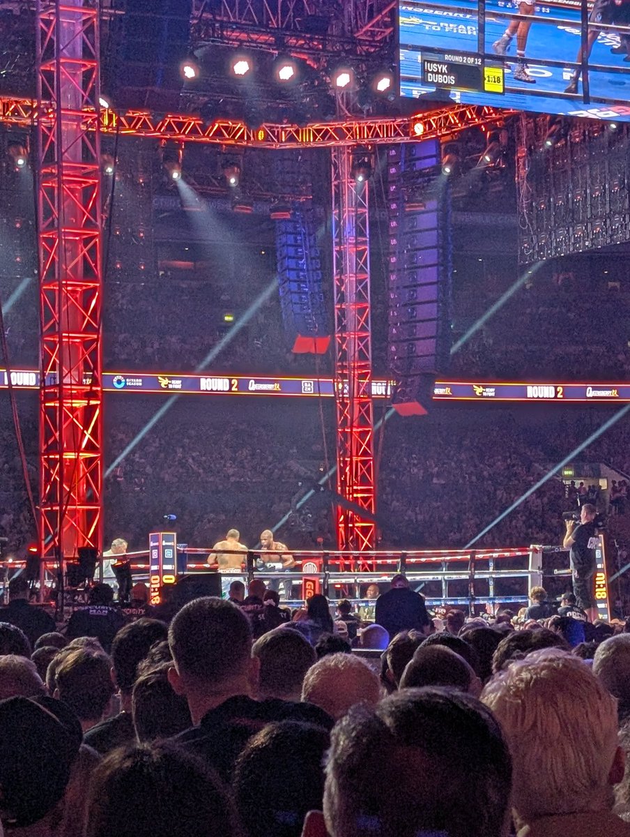 MartinFromTon's tweet image. Be as passionate about something as @ZenithTON is about singing 'Sweet Caroline'
What a great night and fight #UsykDubois2
Surely #Usyk is up there as one of the best ever?
Really lucky to have such a great view and spend it with some great people