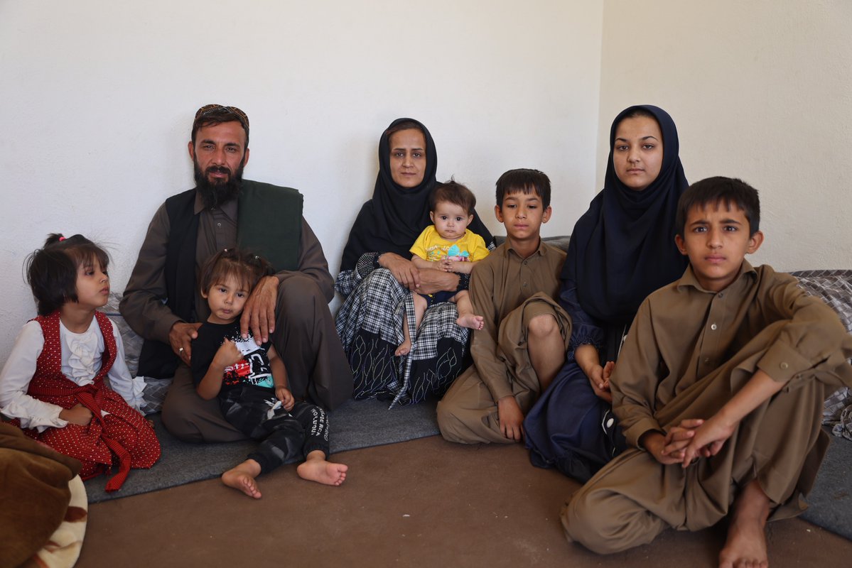 UNHCRAfg's tweet image. له ایرانه تر راستنېدو وروسته، عبدالواحد وايي: ”دا مرسته ما ته هیله راکوي چې نوی ژوند پیل کړم“
د UNHCR د هرات ګذرې موقتي تمځای په مرکز کې، هغه ته نقدي مرسته ورکړل شوه څو خپل ژوند بیا جوړ کړي او خپلې کورنۍ ته د ملاتړ زمینه برابره کړي.