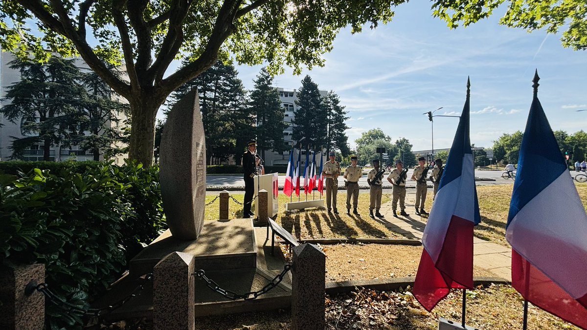 Prefet26's tweet image. #devoirdememoire | Julien Henrard, sous-préfet, directeur de cabinet du préfet de la Drôme, a présidé ce matin la cérémonie à la mémoire des victimes des crimes racistes et antisémites de l’État français et en hommage aux Justes de France.
📍 Devant le monument aux morts de…