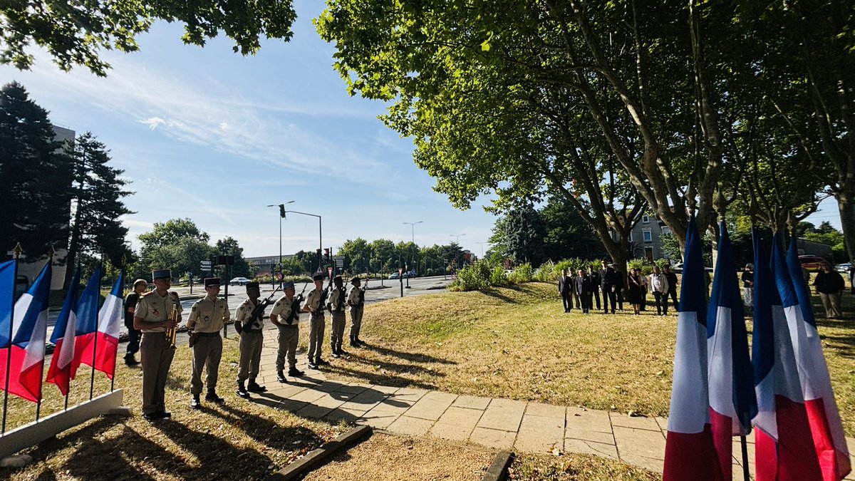 Prefet26's tweet image. #devoirdememoire | Julien Henrard, sous-préfet, directeur de cabinet du préfet de la Drôme, a présidé ce matin la cérémonie à la mémoire des victimes des crimes racistes et antisémites de l’État français et en hommage aux Justes de France.
📍 Devant le monument aux morts de…