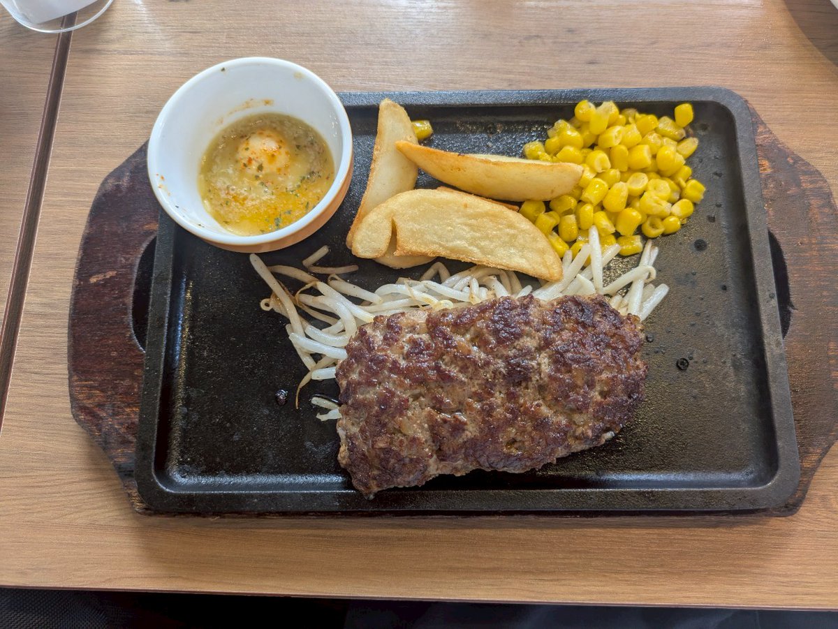 【春学期の巡検①】
5月11日、新入生歓迎会を兼ねた巡検で、白山から後楽園周辺を訪れました。

当日は、責任者の案内のもと白山神社と小石川後楽園を巡り、この地域の歴史や文化について学びを深めました。昼食も美味しく、参加者同士の親睦を深める良い機会となり、充実した一日となりました。