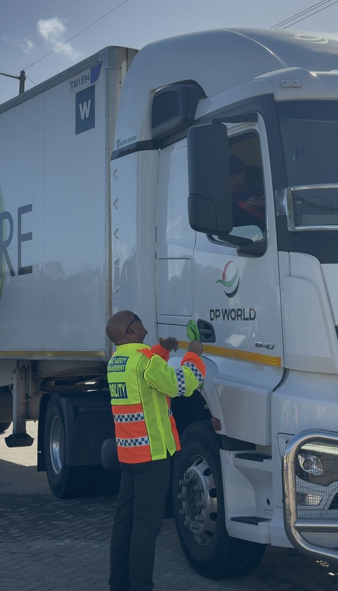 IsaacSileku's tweet image. ๐ Mandela Day in Action at Somerset West!
We handed over freight gift packs at the Somerset West Weighbridge to support truck drivers who keep our economy moving. Small acts, big impact, driving change one pack at a time. ๐๐
#MandelaDay2025 #FreightSupport #MobilityForAll