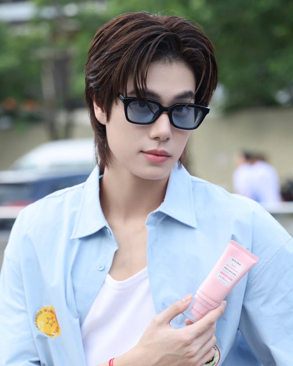 phuwinthang's tweet photo. The sun is still shining in this rainy day! I want to carry sunscreen that knows my skin with me everywhere. 🥰 https://t.co/4zA02ogbGO