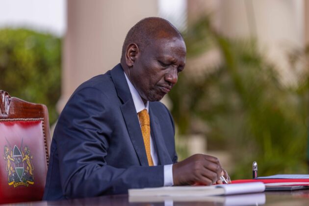 In just 11 months, Ruto has borrowed a staggering Sh951 billion ;pushing Kenya’s debt to Sh11.5 trillion by May 2025.

For context:
🔹Kibaki borrowed just Sh180B per year
🔹Uhuru averaged Sh600B per year
🔹Ruto? Sh951B in less than a year ;with NOTHING to show for it.

No new
