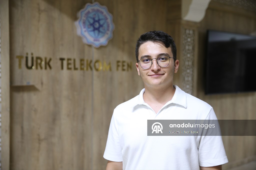 FecriBarlik's tweet photo. Siirt Türk Telekom Fen Lisesi, artık bunu bir geleneğe dönüştürdü.

El birliğiyle azim, emek ve istikrarın eseri. 👏📚

AYT sayısal Türkiye birincisi Serhat Kuruş, başarısını ailesi ve okulunun işbirliğine borçlu @anadoluajansi https://t.co/0FgmMSlphP @Dr_KemalKzlkaya @saz_ilhan https://t.co/KY83mfZsCs