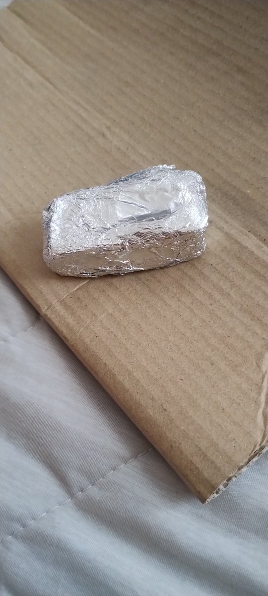 なんか最近アルミホイルで鉄のインゴット？を作るのが流行っていたからアルミホイル買ってきて作ったけど意外と大変やな、、、40分近くやって写真の大きさだから時間かかるな
 #アルミホイル  #鉄  #アルミホイルを鉄にする1日目  #大変