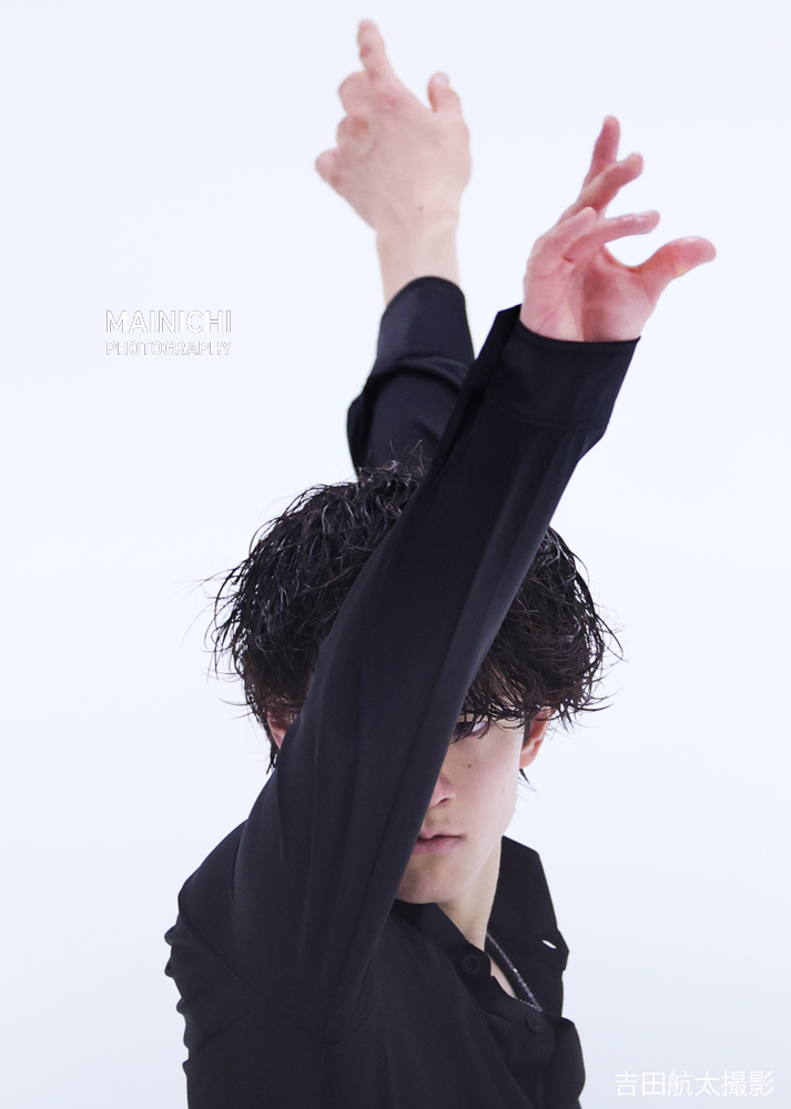 フィギュアスケートの #みなとアクルス杯。男子ショートプログラム（SP）で #山本草太 選手は冒頭の４回転―３回転の連続トーループなど、三つのジャンプをすべて着氷し、94・62点で2位に入りました。
ジュニアも含めた男子SPの写真特集⛸️mainichi.jp/graphs/2025072…