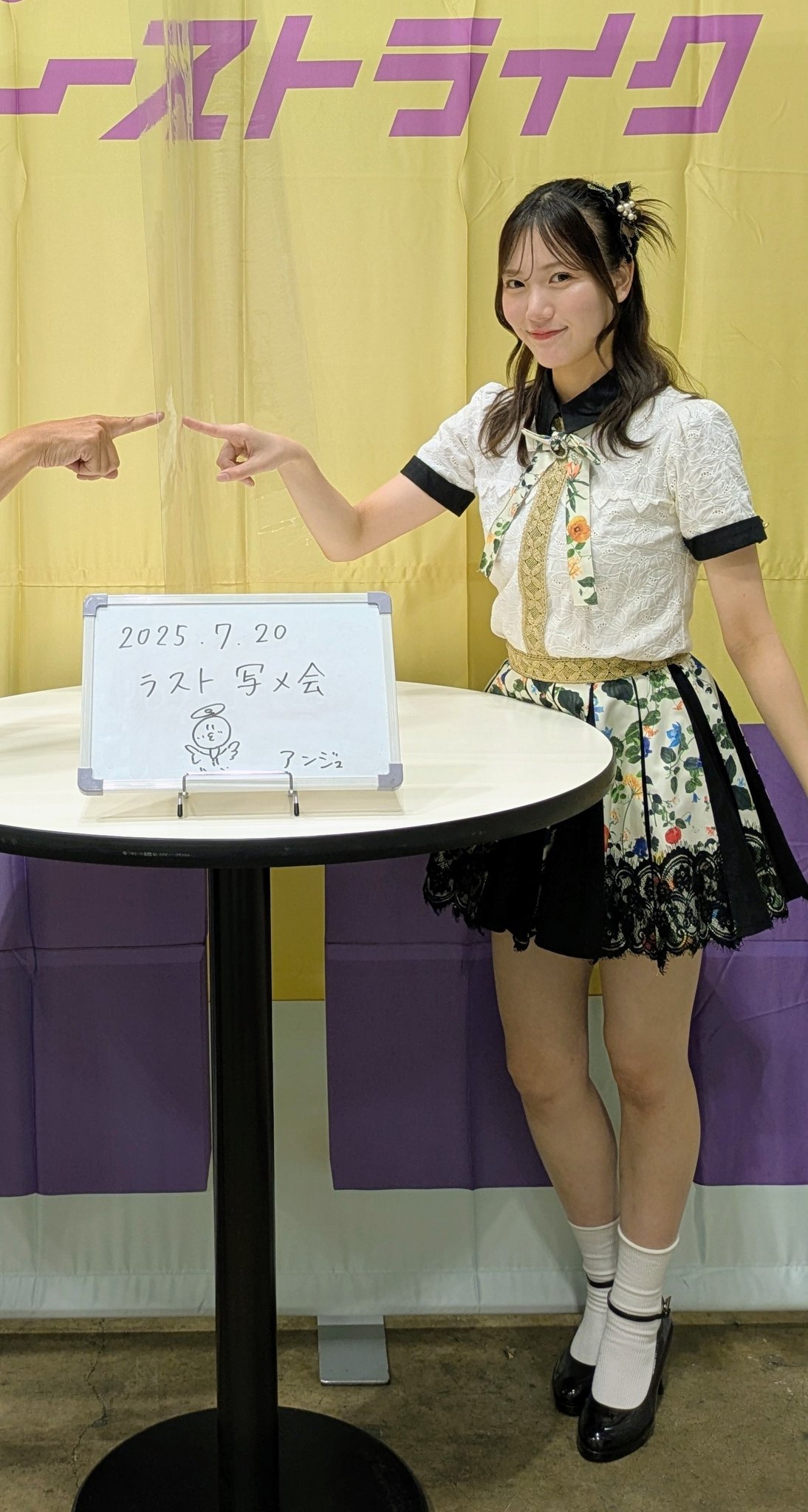 NMB48 眞鍋杏樹 チューストライク 生写真 直筆 NMB48 眞鍋杏樹 チューストライク 生写真 直筆 サイン 座り その他
