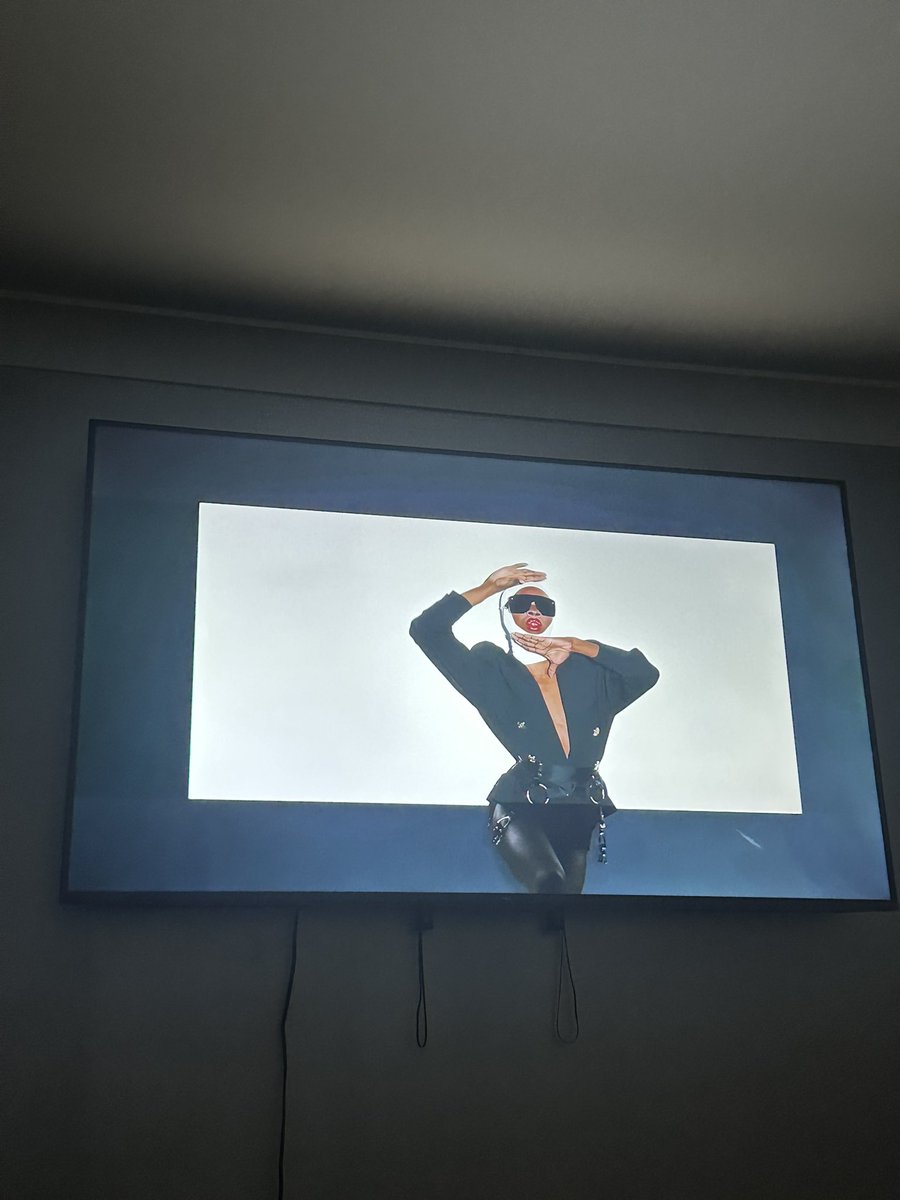 thekyliekash's tweet image. luxx noir london on the new 4k ultra HD 55 inch screen is so beautiful ๐๐