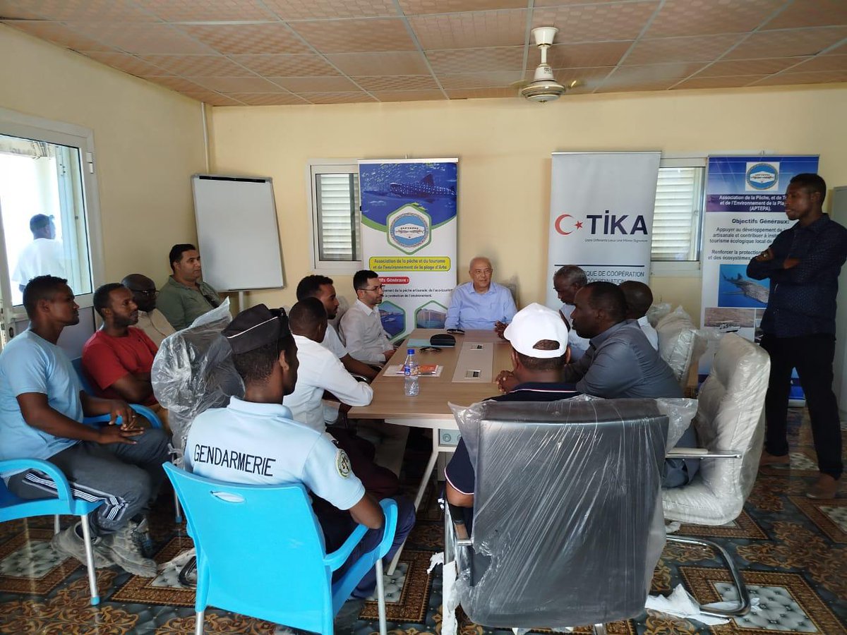 La TİKA (<a href="/tika_fr/">tika_français</a>) a fourni des équipements de pêche et du matériel de bureau à l’association APTEPA, active dans la région d’Arta à Djibouti.
🎣🌍 Objectif : renforcer la pêche locale et contribuer à l’économie bleue.
#ÉconomieBleue #TİKA #Türkiye #Djibouti