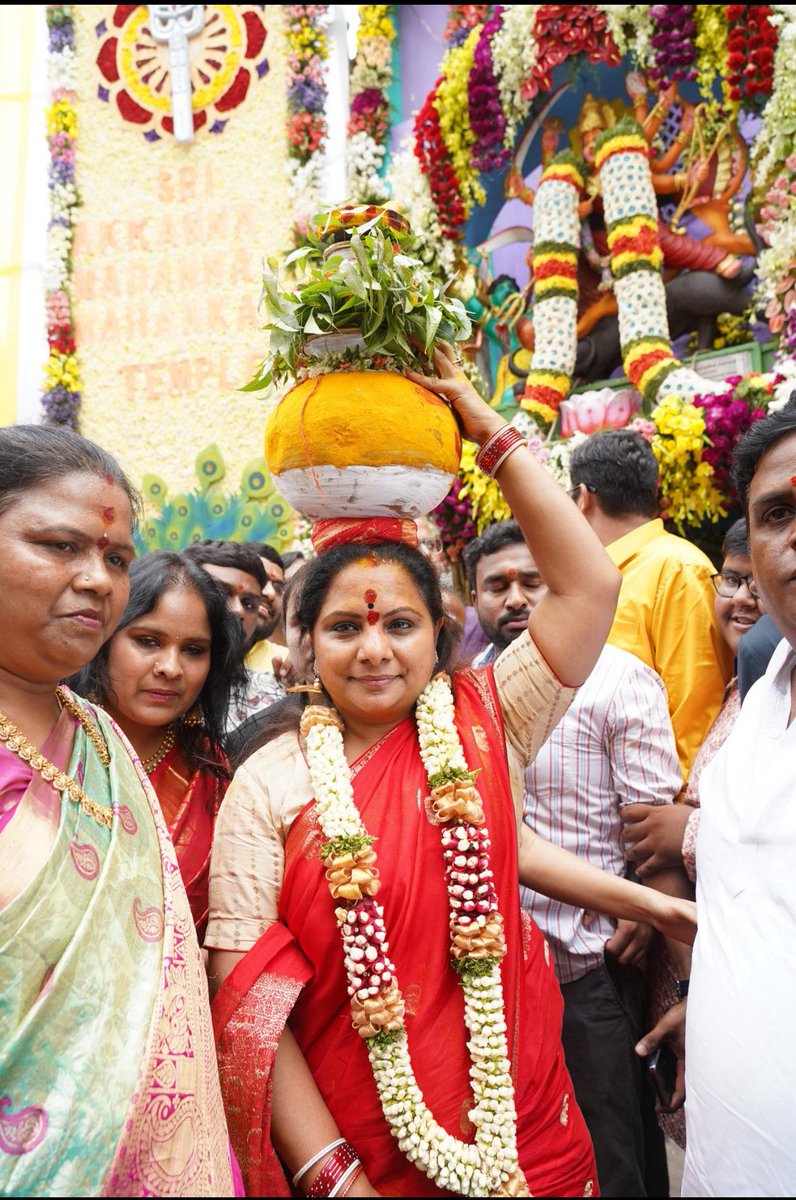 MANASA BRS (@manasabrs) on Twitter photo లాల్ దర్వాజ సింహవాహిని మహంకాళి బోనాల సందర్భంగా అమ్మవారికి బోనం సమర్పించారు..
అమ్మవారి చల్లని దీవెనలతో తెలంగాణ రాష్ట్రం బాగుండాలని, సమృద్ధిగా వర్షాలు కురిసి పంటలు బాగా పండాలని...తెలంగాణ ప్రజలందరూ సంతోషంగా, ఆరోగ్యంగా ఉండాలని ప్రార్ధిస్తున్నాను.
-<a href="/RaoKavitha/">Kavitha Kalvakuntla</a> లాల్ దర్వాజ సింహవాహిని మహంకాళి బోనాల సందర్భంగా అమ్మవారికి బోనం సమర్పించారు..
అమ్మవారి చల్లని దీవెనలతో తెలంగాణ రాష్ట్రం బాగుండాలని, సమృద్ధిగా వర్షాలు కురిసి పంటలు బాగా పండాలని...తెలంగాణ ప్రజలందరూ సంతోషంగా, ఆరోగ్యంగా ఉండాలని ప్రార్ధిస్తున్నాను.
-<a href="/RaoKavitha/">Kavitha Kalvakuntla</a>