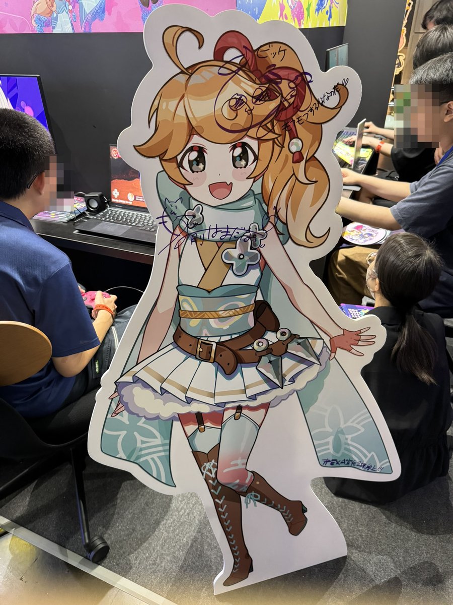 [BitSummit小ネタ] インディーゲームのイベントによくあるキャラ立ち絵のスタンドパネル。毎回かわいいなぁとかいつもおもんですが、ぎるぐるGiLGuLさんのパネルにはサインが入っていていつも以上に目を引きました！「パネルにサイン入れるとゲームに興味持ってくれる人増えるのでは？」説を唱えたい