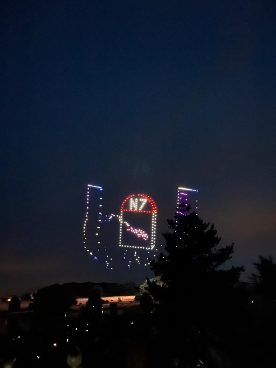 #drones Réel succès pour le spectacle de drones « Bourdonner en Bourbonnais » du Département de l’Allier ! Plus de 5000 personnes ont pu s’émerveiller devant 500 drones à Chapeau ! #FierAllier