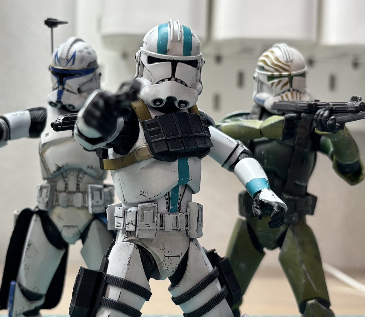 fisto_r6's tweet image. ブラックシリーズカスタム、キャプテン・ハウザー(シーズン3Ver)完成！

補給も少ないだろうと言う想像でチッピング多めで汚してみました。レックスの反乱グループも増えてきた…

#badbatch #starwars #CloneWars