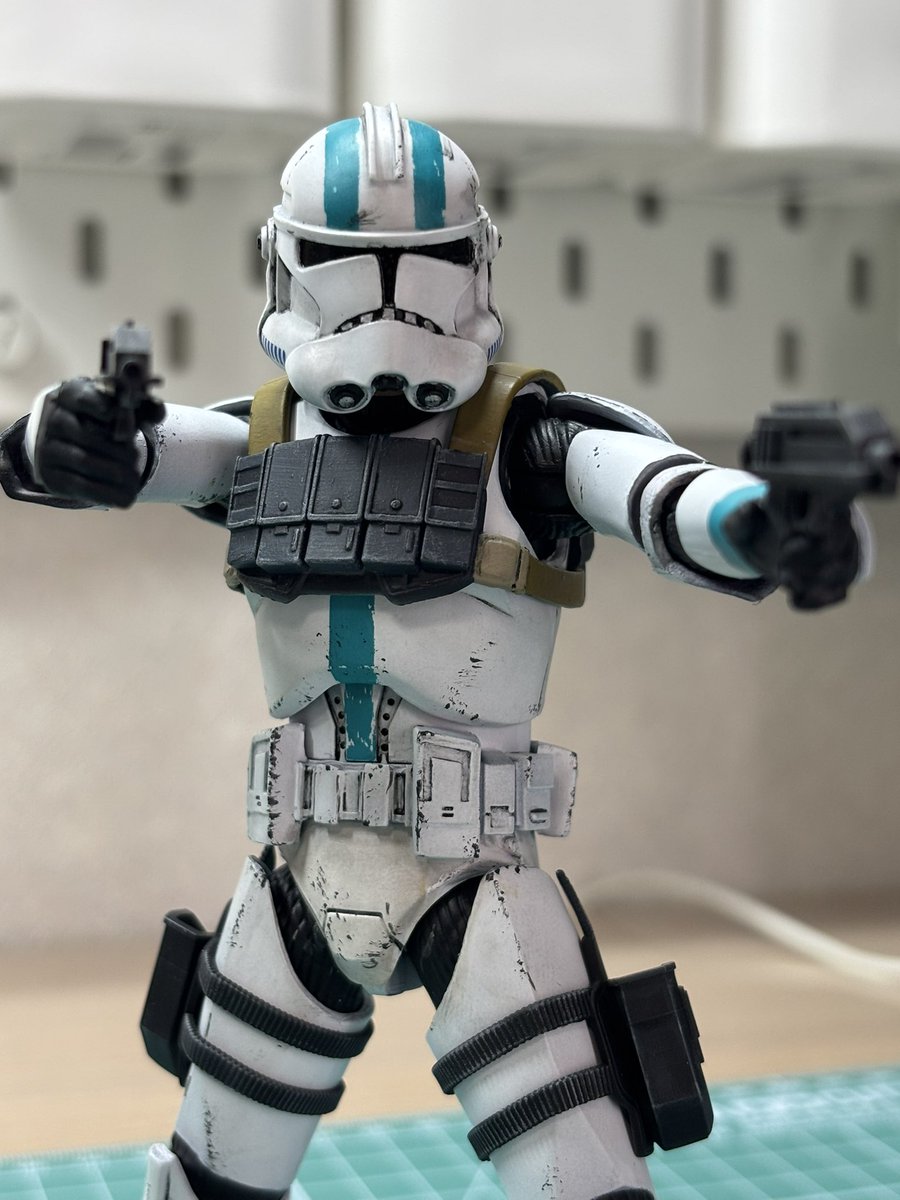 fisto_r6's tweet image. ブラックシリーズカスタム、キャプテン・ハウザー(シーズン3Ver)完成！

補給も少ないだろうと言う想像でチッピング多めで汚してみました。レックスの反乱グループも増えてきた…

#badbatch #starwars #CloneWars