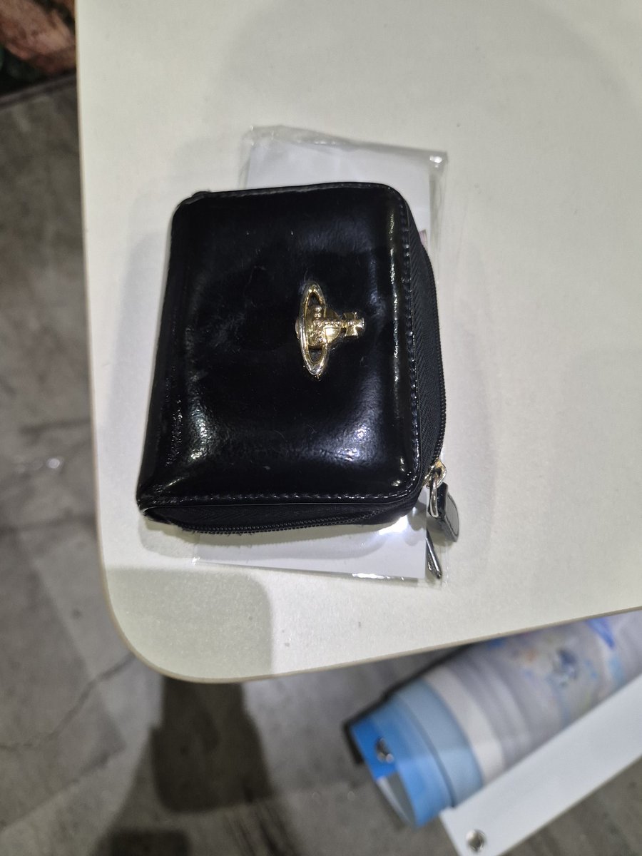 포토존 내 책상위 분실물이있어 코믹월드측에 맡겨놨습니다 
❗️주인이신분은 찾아가주시기바랍니다!!