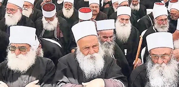 eafyoncu's tweet image. Dürzîlik, 11. yüzyılda Mısır'da Fatımî Devleti'nde İsmailîyye içerisinde ortaya çıktı. Dürzîliğin kurucularından olan Fatımi hükümdarı Hakim- Biemrillah, İsmailî davetçileri Hamza bin Ali, Anuş Tegin ed-Derezî ve Hasan bin Haydere el-Ferganî'nin teşvikleriyle 1017'de ilahlığını…