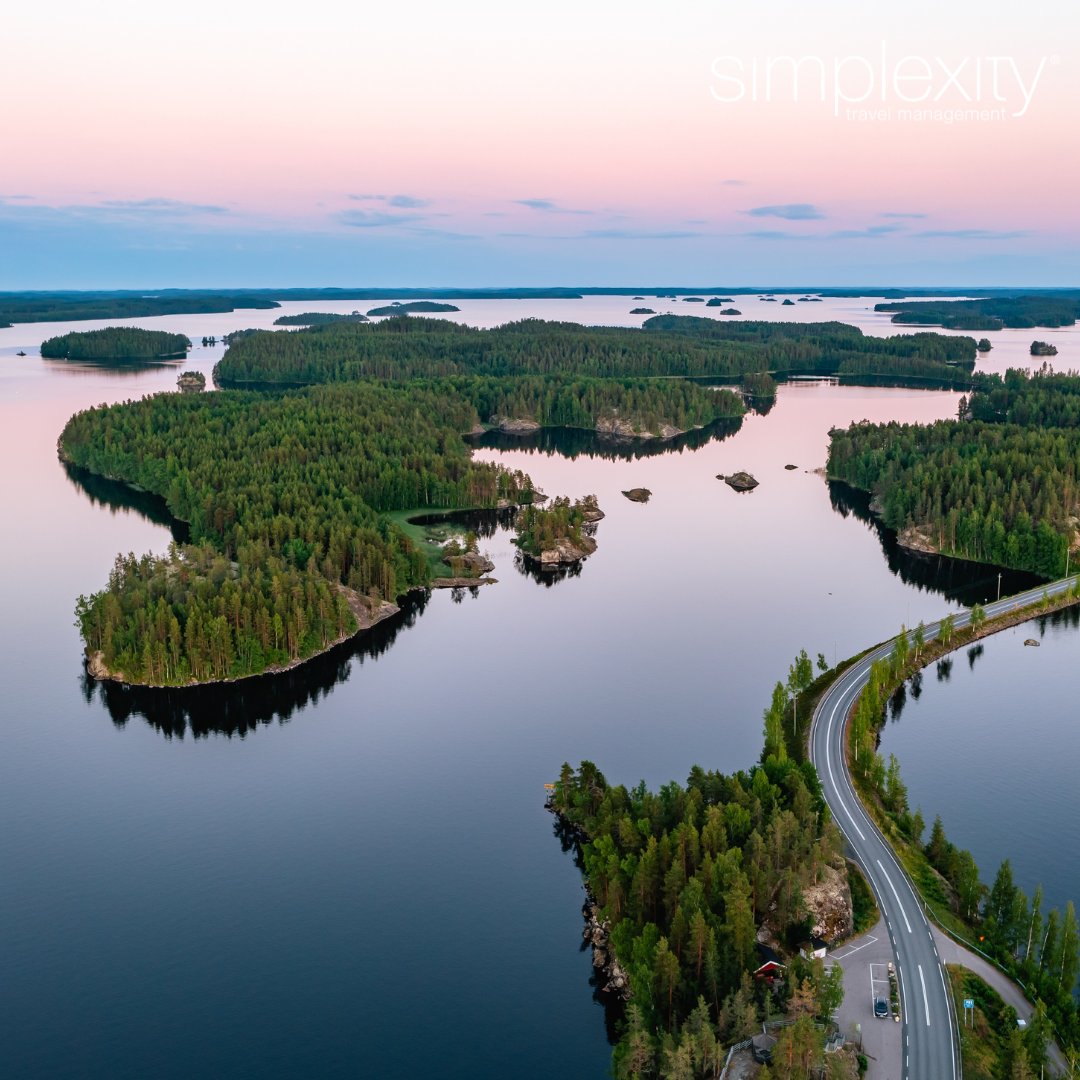 SimplexityTM's tweet image. Where water meets forest and long daylight lingers, Finnish Lakeland offers a rare kind of stillness. Drift across mirrored lakes, unwind in a sauna, and embrace Nordic summer at its most serene. 🌲💧
#finnishlakeland #nordicluxury