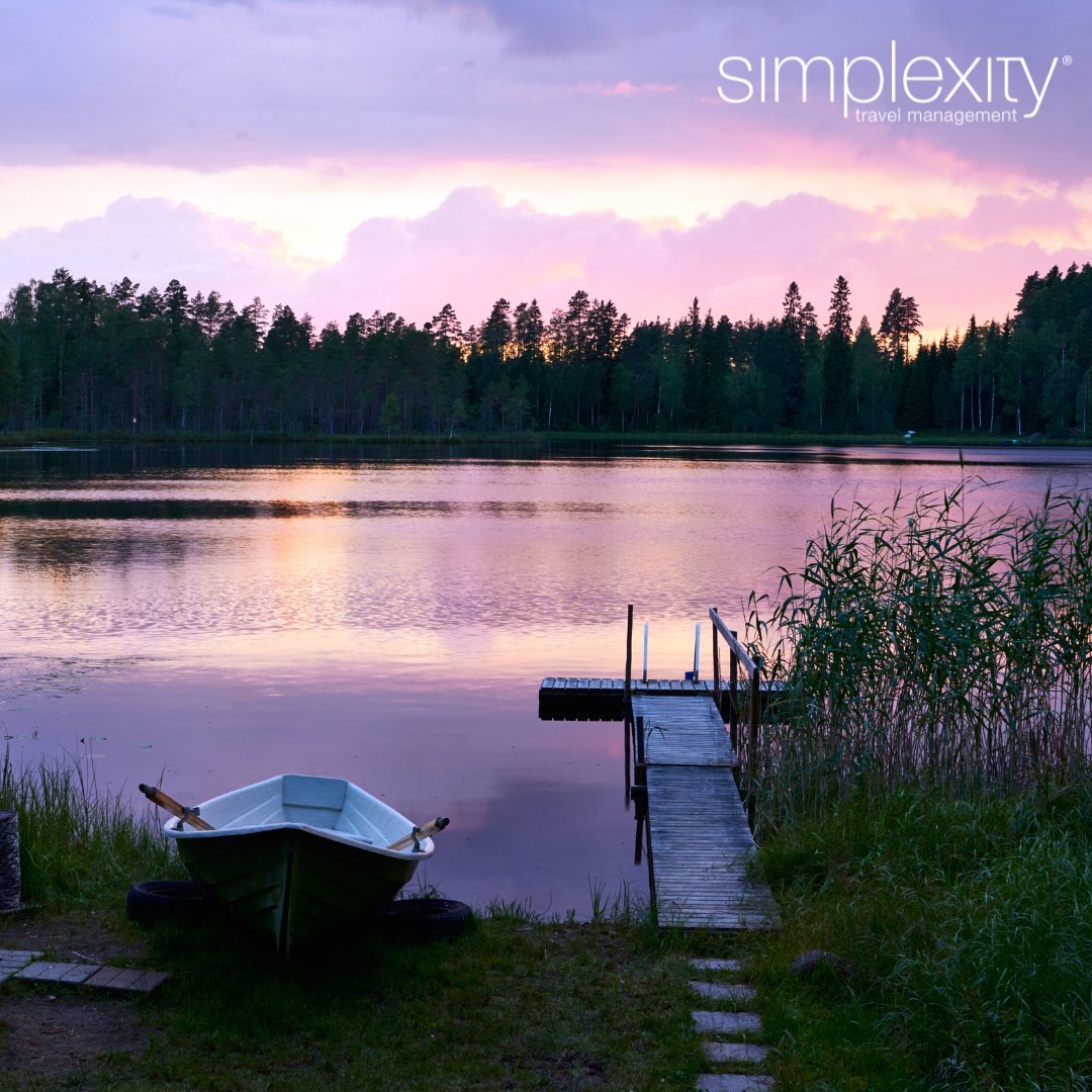 SimplexityTM's tweet image. Where water meets forest and long daylight lingers, Finnish Lakeland offers a rare kind of stillness. Drift across mirrored lakes, unwind in a sauna, and embrace Nordic summer at its most serene. 🌲💧
#finnishlakeland #nordicluxury