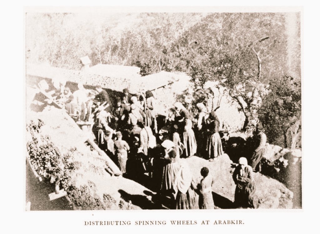 1896, Arapkir, Malatya.

Amerikalı misyonerler Arapkirli kadınlara çıkrık dağıtırken.