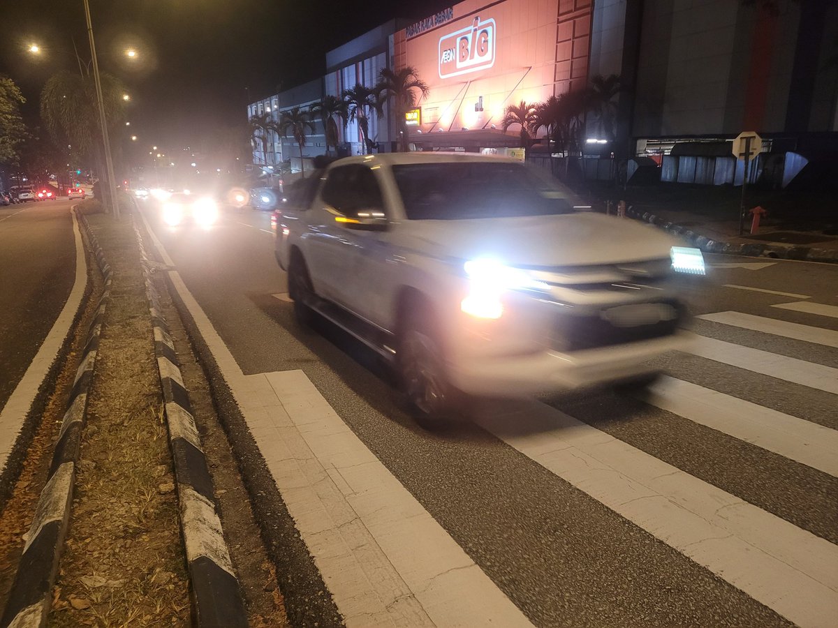 99.9% Malaysian drivers fail the white zebra crossing test.

Fail equals disrespect.

📍every where in Malaysia