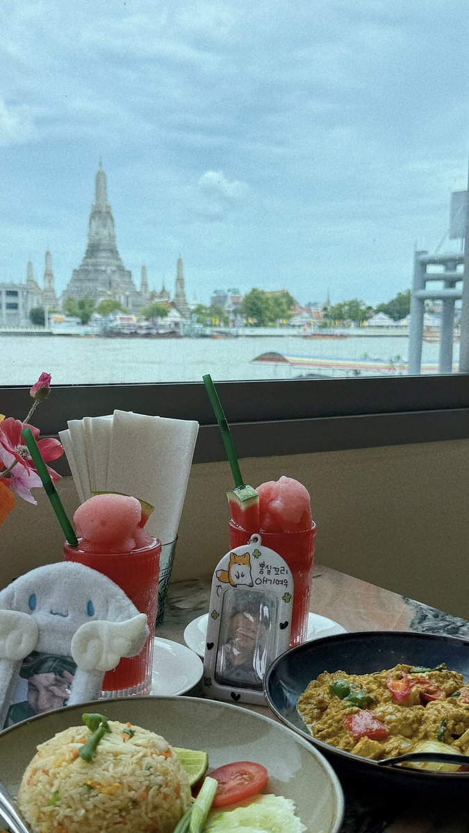 _key_d_day's tweet image. 방콕 안녕 다신 올 일 없길
