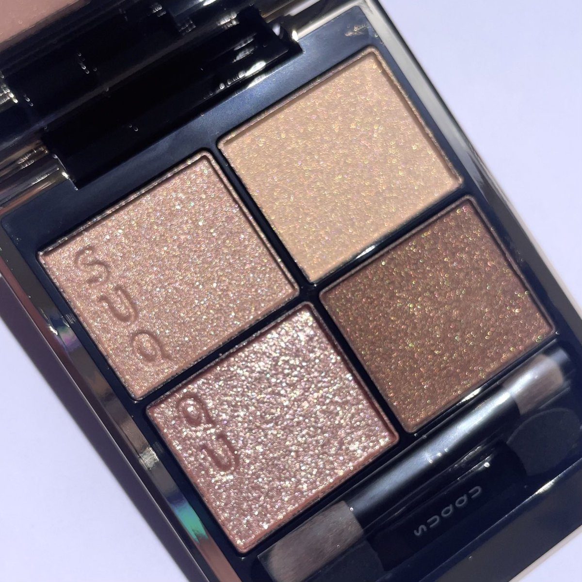 aibymakeupppp's tweet image. SUQQUの14夕琥箔の美しさは悶絶級でした。しっかり色が発色するってより血色感となってまぶたに溶け込むから使いやすくて最高。