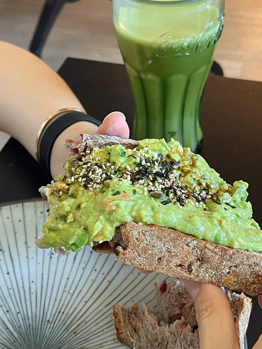 Rodnecseath's tweet photo. Starting the day right. Costco King Walnut Cranberry bread with chive &amp; onion cream cheese. Healthy + delicious! 🥯✨ https://t.co/vGnD7Zc83l