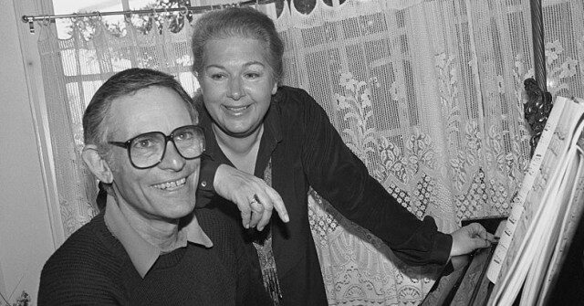 trave1_techie's tweet photo. Remembering Alan Bergman, legendary Oscar-winning lyricist whose timeless songs like "The Way We Were" touched countless hearts. His music lives on.    https://t.co/sz44zfARfJ https://t.co/EQhkN9LAYv