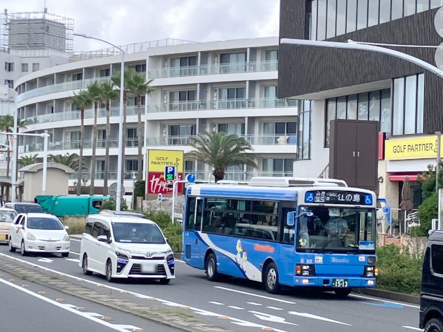 enosui_com's tweet image. あす7月21日(祝・月)は、当館前のバス停へ年に1度の運行があります🚌🚏
(抜粋)
藤77 藤沢駅北口7:20-江ノ島水族館前7:39
〃 辻堂駅南口8:15-江ノ島水族館前8:29
臨時 大磯駅9:30-平塚駅南口9:43-…館前10:16
江の島線の運行について(7/21実施)神奈川中央交通
kanachu.co.jp/dia/news/detai…
