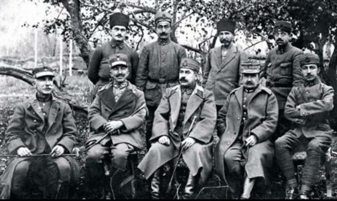 Soru Basit

İşgal sırasında, Anadolu’da binlerce Türkü öldüren, şehirlerimizi yakan, halkın mallarını gaspeden, kadınların namusuna tecavüz eden, Afyonlu Ahmet Çavuşun esir aldığı Yunan ordusu komutanı TRİKOPİS neden misafir gibi ağırlanıp yargılanmadan Yunanistan’a iade edildi?