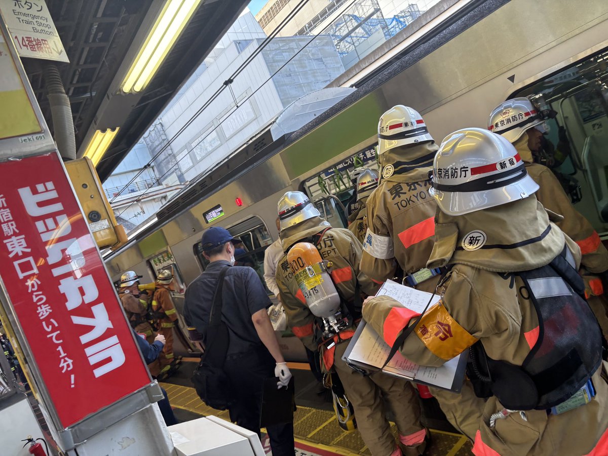 cuicui115's tweet image. 山の手線16時過ぎ
バッテリーが燃えて煙💦
急に皆走り、私も前の車両へ走り出し💦びっくりした‼️
大きな怪我の方がなくてよかった…
新宿駅に降りてすぐタクシー🚕🚖🚕