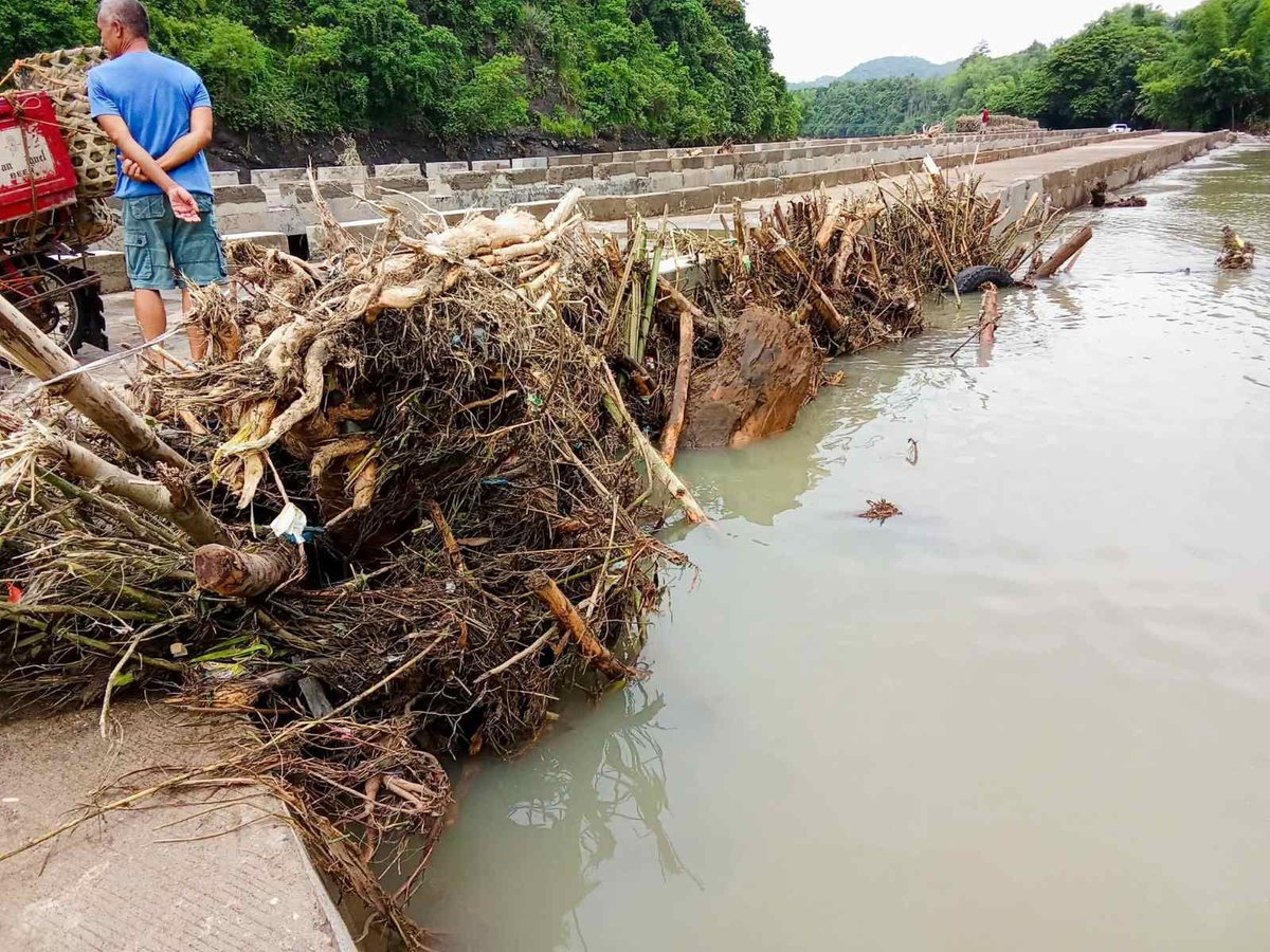 'CRISING' AFTERMATH. Officials of Moises Padilla, Negros Occidental, led by Mayor Ella Celestina Garcia-Yulo, assess on Sunday (July 20, 2025) the damage to the overflow connecting Barangays Montilla and Macagahay, in central Negros town, following three days of torrential rains