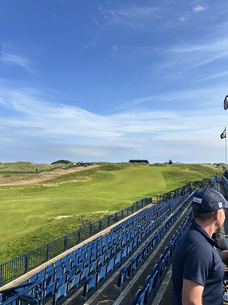 66Loiner's tweet photo. Great day at Portrush for the Open and the sun is out. Is Rory up for a big charge today 🤞 https://t.co/fYBKVg5yUf