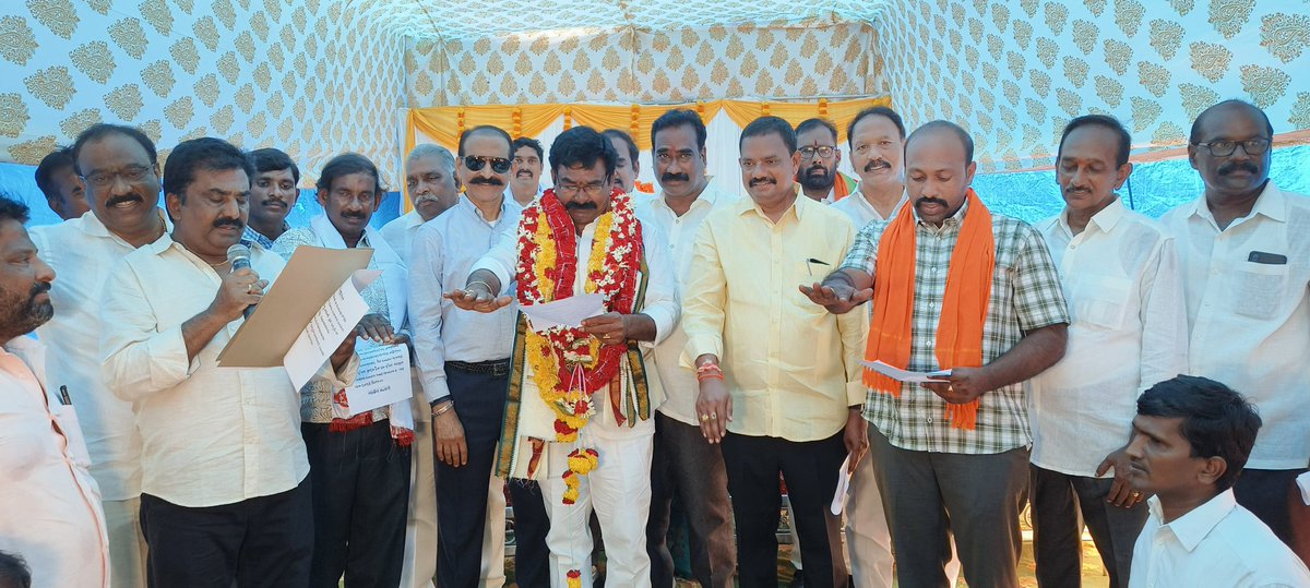 MuppidiOfficial's tweet image. పసివేదల PACS ప్రమాణ స్వీకార కార్యక్రమంలో భాగంగా పాల్గొని, కొత్తగా బాధ్యతలు స్వీకరించిన సభ్యులకు టీడీపీ సీనియర్ నాయకుడు, ఆంధ్రా షుగర్స్ JMD శ్రీ పెండ్యాల అచ్చిబాబు గారితో కలిసి శుభాకాంక్షలు తెలియజేశాను.
#MuppidiVenkateswaraRao
#KovvurMLA
#PACS
#Pasivedala