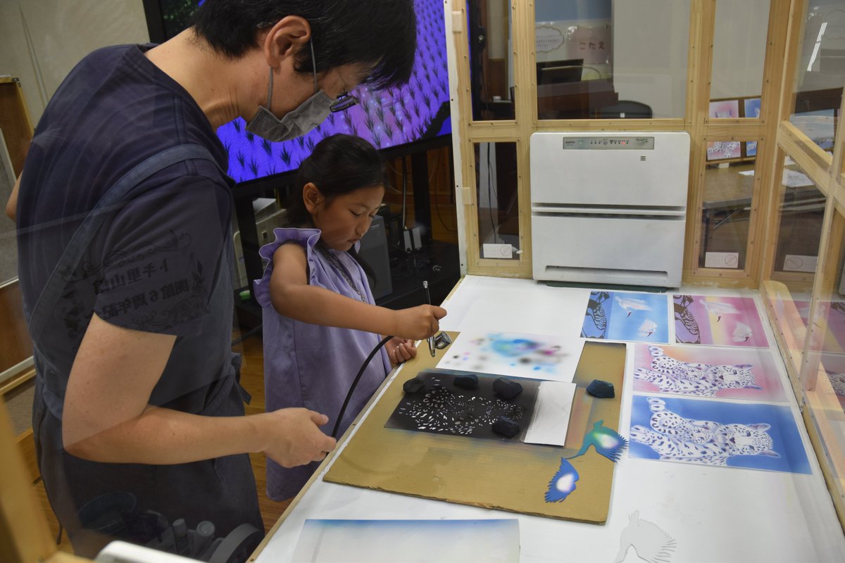 ishikawazoo_jp's tweet image. 本日、動物画家西野健太郎さん@kentaro_artによる「エアーブラシでどうぶつをかいてみよう！」のイベントを開催いたしました。
参加された方々は、仕上がった絵を見て、みなさん笑顔がこぼれていました。
#いしかわ動物園
#エアーブラシ
#西野健太郎
#動物画家
#ユキヒョウ
#トキ