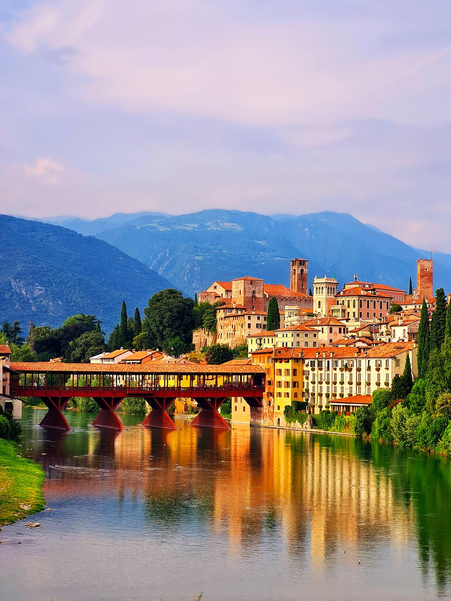 mohikanmeriri's tweet image. ヴェネト州のBassano del Grappa。ブレンタ川と山に囲まれた街は、一幅の絵のよう。#イタリア