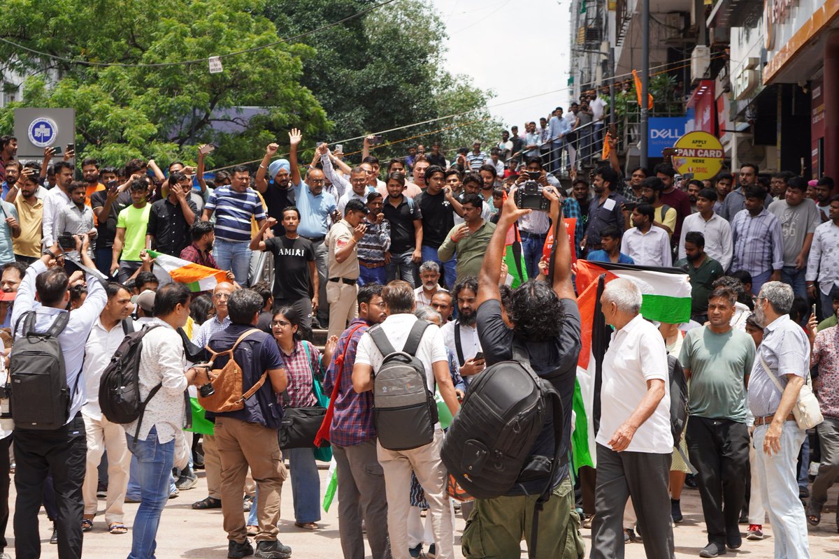Hind4Palestine's tweet image. Yesterday is a reminder that we live in a society filled with men who run on poison & hate- this is why concepts like empathy & humanity are completely lost on them.
The Indian flag was snatched from our hands & used as a symbol of hate & intolerance instead of peace & compassion