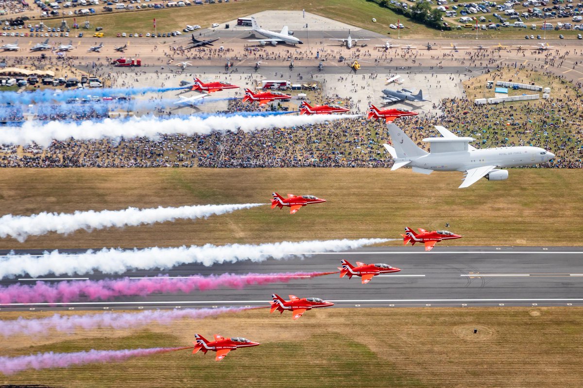 DefenceES's tweet image. All eyes on the sky for the world’s first flypast of the E-7 Wedgetail alongside the @RAFRedArrows at #RIAT2025.
We’re thrilled to be working with the @RoyalAirForce, @BoeingUK & STS Aviation Services to deliver what will be a key early warning and control system for UK Defence.