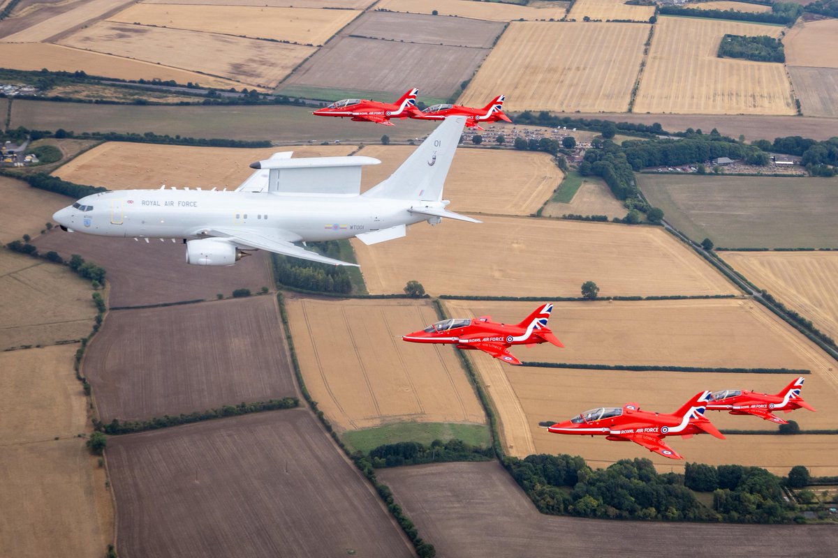 DefenceES's tweet image. All eyes on the sky for the world’s first flypast of the E-7 Wedgetail alongside the @RAFRedArrows at #RIAT2025.
We’re thrilled to be working with the @RoyalAirForce, @BoeingUK & STS Aviation Services to deliver what will be a key early warning and control system for UK Defence.