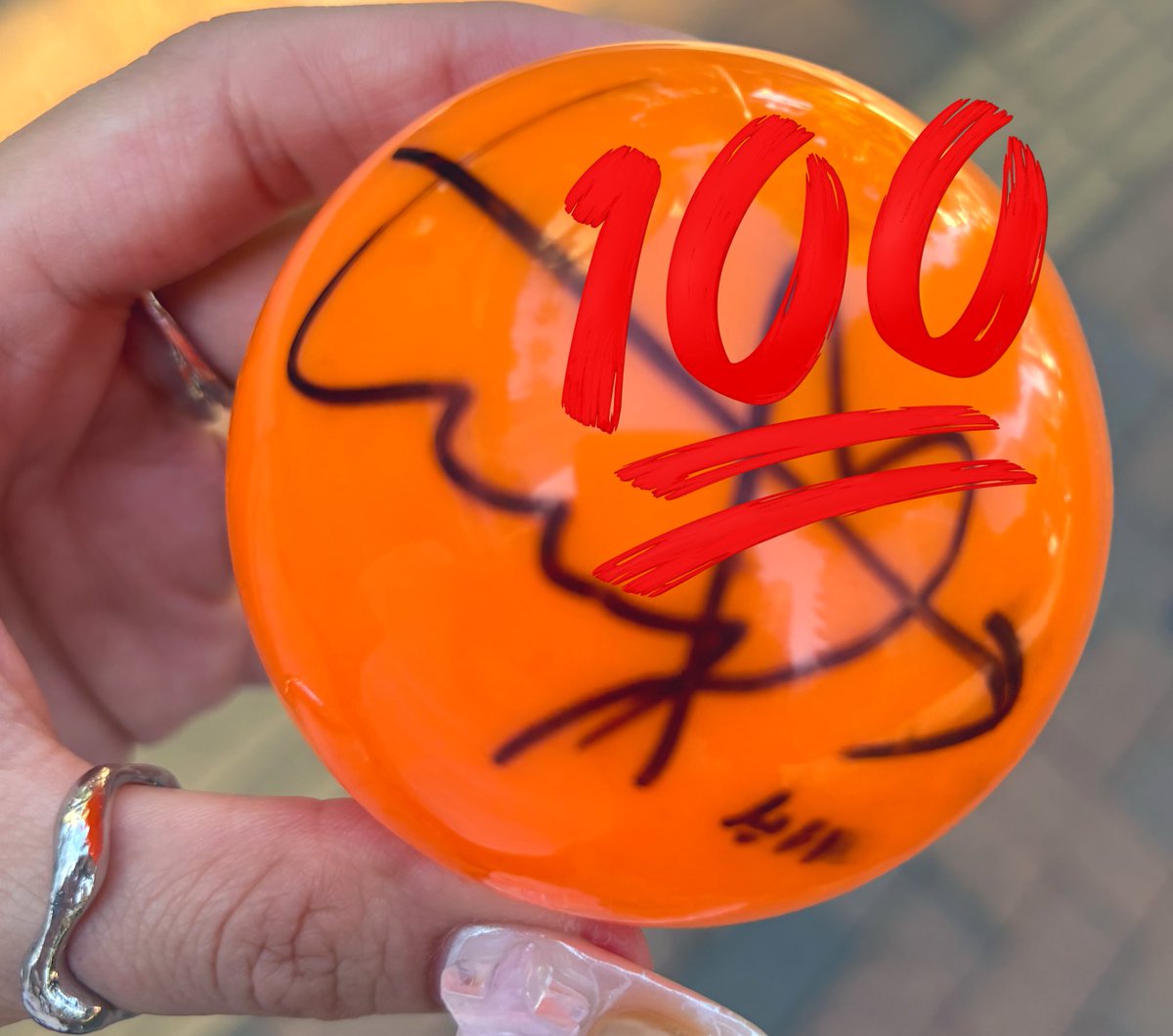 Na_Michige_Hae_'s tweet photo. シンちゃんありがとう😭😭😭❤️❤️❤️❤️
シンウィー様見つけて真っ直ぐ投げてくれた🎾🫶🏼♡
2個投げてくれて2個目に驚いて椅子から落ちた
#tripleS #tripleS_ALive25  #신위사랑 https://t.co/e3YrDda9hv