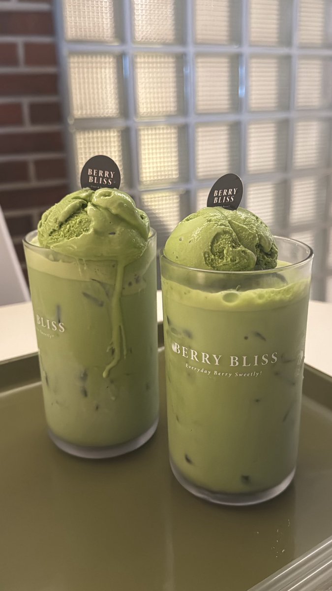 mukco2's tweet image. 📍베리블리스 홍대
말차라떼에 하겐다즈 말차가 올려져 있어서 너무 맛있어요….😭 다음에 가면 수플레랑 파르페두 먹어보려구요