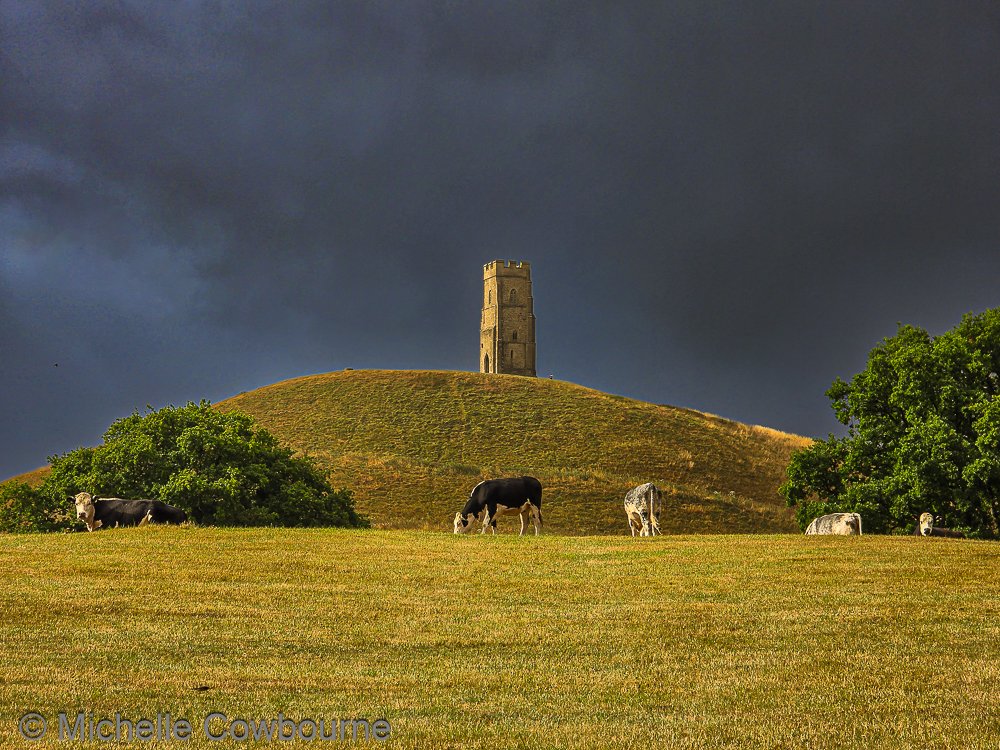 A momentary glimpse of the sun on my morning walk here in Glastonbury. Yes, I did get wet! 😂🌧️☂️