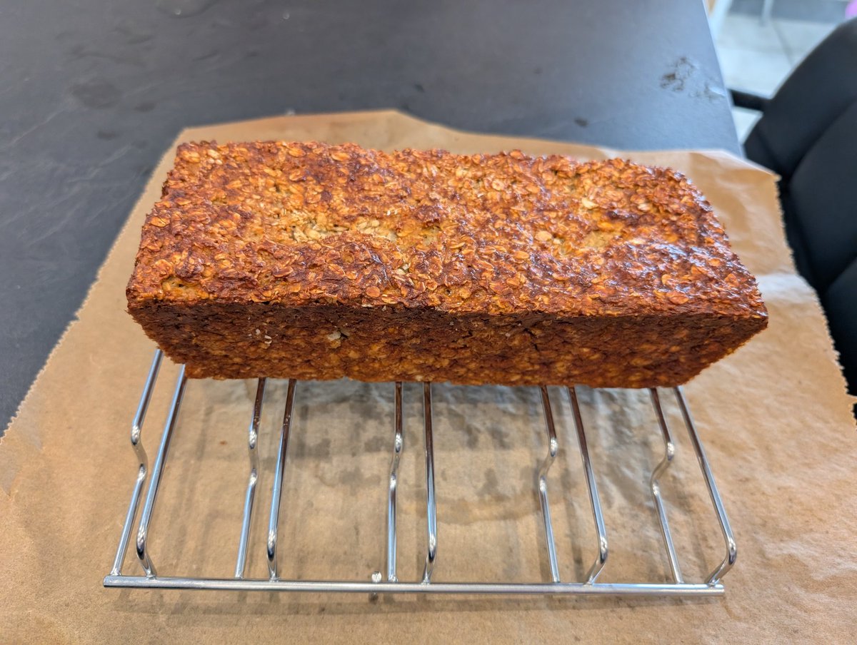 kersty111's tweet image. Heute habe ich ein Haferflockenbrot gemacht.
Bin schon sehr gespannt.
Das wird mit Haferflocken, Magerquark, Eiern und Backpulver und Salz gemacht.
Ich mag Experimente. 😃
