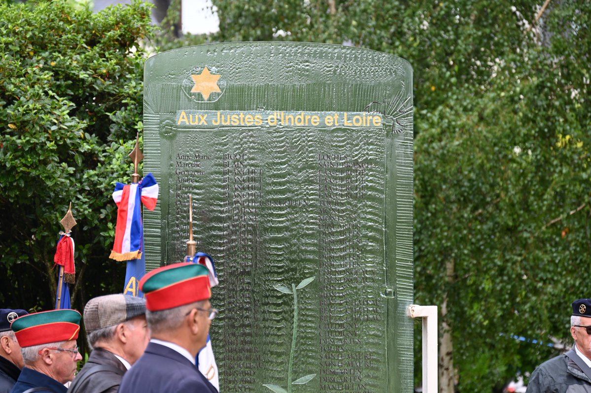 Prefet37's tweet image. #Cérémonie | Se souvenir pour ne pas oublier 🇫🇷
Guillaume Saint-Cricq, secrétaire général adjoint de la préfecture et sous-préfet, a présidé ce matin à Tours, sur l’esplanade des Justes, au pied du château, la journée nationale à la mémoire des victimes des crimes racistes et…