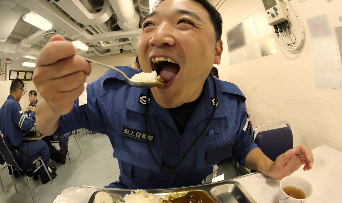 JMSDF_A_MF_HQ's tweet image. 食べる前から #満面の笑み☺️になってしまう「#ぶんご」の絶品カレー🍛
給養員が丹精込めて作っています。